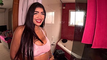Gostosa do peitos gigantes me chupa enquanto leva rola