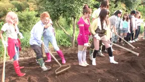 Japanese worker enjoys young Asian girls' love on the field