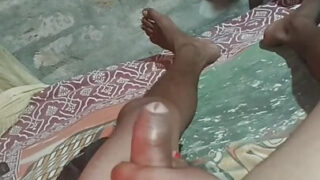Heißes Mädchen gibt einen schlampigen Blowjob, bevor sie es tief in den Arsch bekommt.