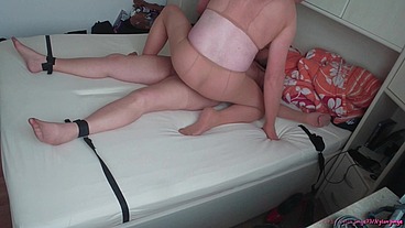 Strumpfhosen Encasement mit Molliger MILF 2