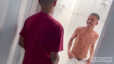 Fodendo e gozando no banho!