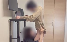 【こっそりフェラ抜き】仕事のミーティング中に痴女な彼女がいきなりフェラしてきて我慢できずに大量射精してしまった