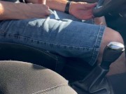 Je fait grandir ma grosse bite au volant pendant que des voitures me doublent sur l’autoroute