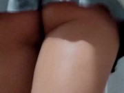 Empregadinha desfilando de mini saia