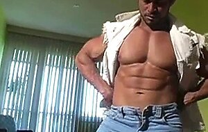 Str8 bodybuilder flexing nude