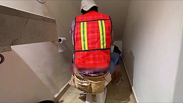 Plomero enseña a joven caliente como se folla en Mexico