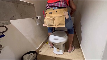 Plomero enseña a joven caliente como se folla en Mexico