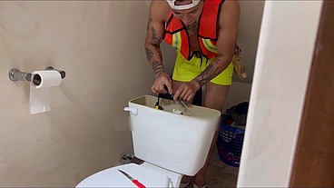 Plomero enseña a joven caliente como se folla en Mexico