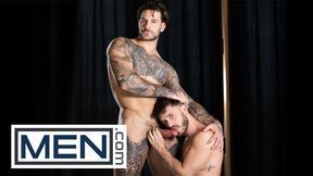 Hot - Papi Kocic beugt Manuel Reyes über den verschnörkelten Kaminsims, um seinen Arsch zu umranden, und dringt dann in ihn ein