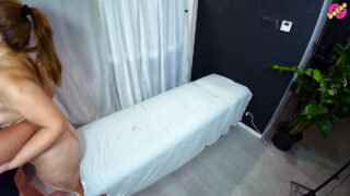 Belleza casera de culo grande con tetas grandes naturales se deja comer el coño, tocar hasta el orgasmo con chorros antes de la penetración anal y la corrida