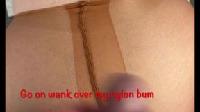 Mrs Mature Feet on the floor being wanked over. 385