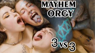 Sex oral, ejaculare, sex oral profund, orgie, sex în grup, dublă penetrare – adolescenta gotică Eden Ivy cu țâțe mici tatuate primește pula din cur în gură