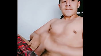 Sacudi&eacute_ndome la polla para las cerdas