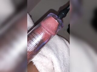 Milking my shlong with my pump