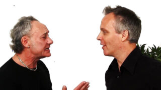 Ben Dover vergewaltigt Jasmine Webb und Lucie Love im Gesicht und rammt ihnen anschließend ihre engen Ärsche.