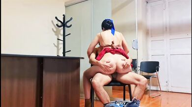 secretaria Nataly se queda en la oficina fuera de horario