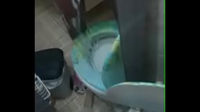 Batendo uma punheta gostosa