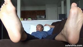 Sexy, mature sole queen Applepeach showing off her awesomely sexy and wide size 11 meaty soles and pretty toes for the first time! Clip 2
