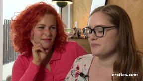 Geiles Twisterspiel mit heißen Lesben - German redhead and brunette amateur babes in lesbian action