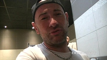il se fais baiser sans capote dasn le le jacuzzy en public