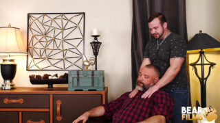 O urso peludo, tatuado e rechonchudo Adam Snow recebe sexo oral e é fodido pelos jovens Kurt Jacobs e Chip Young em um clipe fetichista.