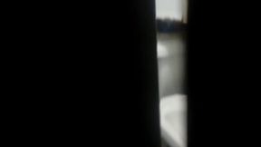 Claudia culona gigante meando en su casa