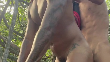 SEXO GOSTOSO COM O GUIA DURANTE A TRILHA NA FLORESTA