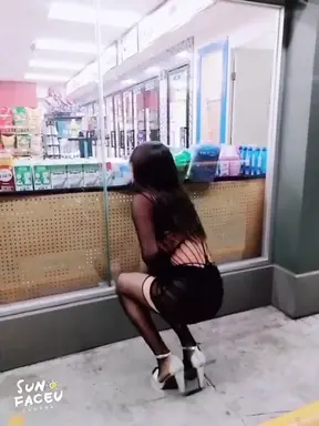 WOMAN DOING A PRIVATE DANCE IN OXXO FOR LOSING BET