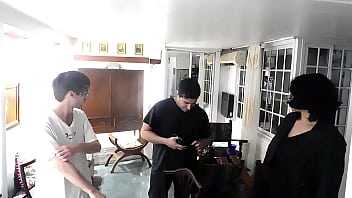 LA PAREJA NO PUDO PAGAR EL ALQUILER Y LA DUE&Ntilde_A LES COBRA CON SEXO