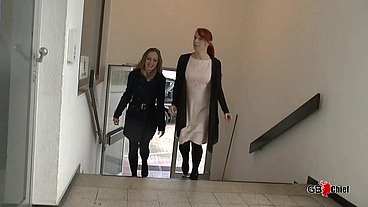 Skinny girl foto session turned into creampie gangbang