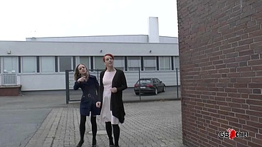 Skinny girl foto session turned into creampie gangbang