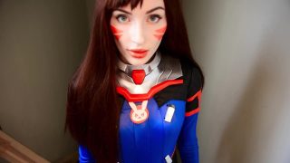 D.Va cosplayer hút một món đồ chơi người lớn