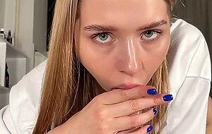 Californiababe, smuk kvinde med seler viste, hvordan hun kan sutte. en masse sperm pa roven.