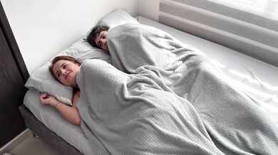 Madrastra de gran fondo acepta compartir cama de hotel con su hijastro Kenay.