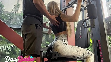 Milf rabuda fica extada durante o treino e acaba transando no banheiro da academia.