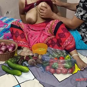 XXX Bhojpuri Bhabhi, while selling vegetables, showing off her fat nipples, got chuckled by the customer!