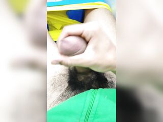 Bati uma punheta no banheiro