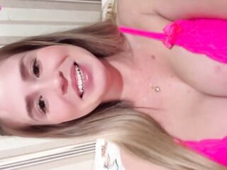 Loira safada conta um dos seus fetiches enquanto se masturba até o melzinho lhe escorrer nas pernas