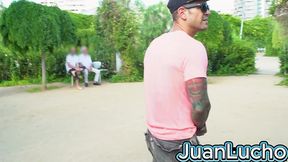 chulazo tatuado se masturba en publico