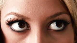 Bridgette B le hace una mamada descuidada a Joel Lawrence antes de una intensa penetración anal.