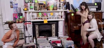 Aussie Slut Loves Eating Pussy