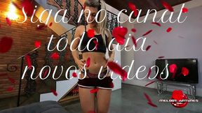 vesti minha calcinha com desenho de flor rosa , e bem safada toquei uma siririca , gozei deliciosamente e transei com o magrelo na sala / parte 01 completo no red