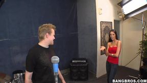 Guy seduces sexual Kortney Kane to fuck well