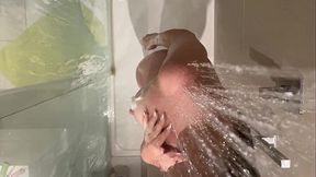 Je vous laisse regarder quand je me douche