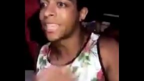 Everson Zoio fazendo m&aacute_gica com a l&iacute_ngua cantando eminem