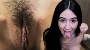 Esposa leal le tiene su puesto con la criada en roleplay sensual