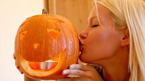 Gorgeous blonde Sophie Moone is making a nice Halloween pumpkin