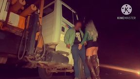 CAMINHONEIRO FUDENDO A SAFADA NA BEIRA DA ESTRADA