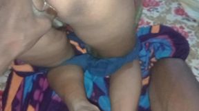 Gaon ke friend ki mausi ko Apne Ghar per bulakar Kali chut Ki Kar Li chudai Desi mausi ki chut