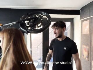 Dal TATUATORE...il conto viene PAGATO CON L'ANALE quando il pagamento non passa! (Dialoghi in Italiano SUB ENG)